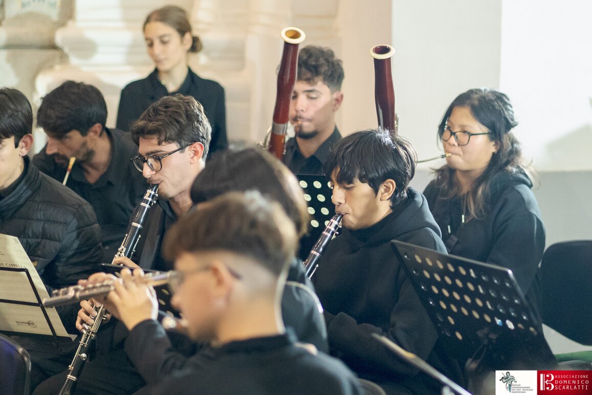 Laboratorio musicale con studenti in aula scolastica