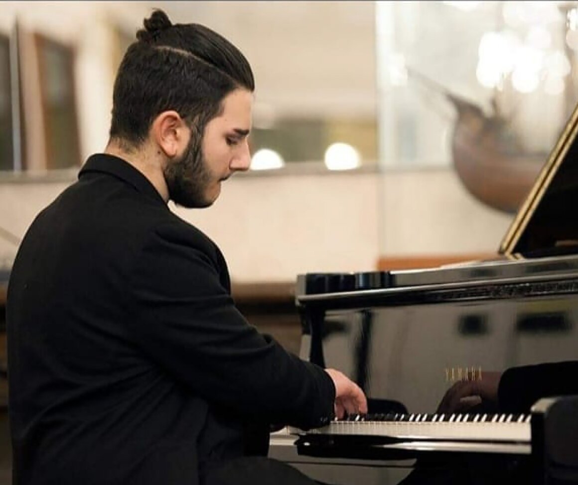 Laboratorio musicale con giovani seduti in cerchio