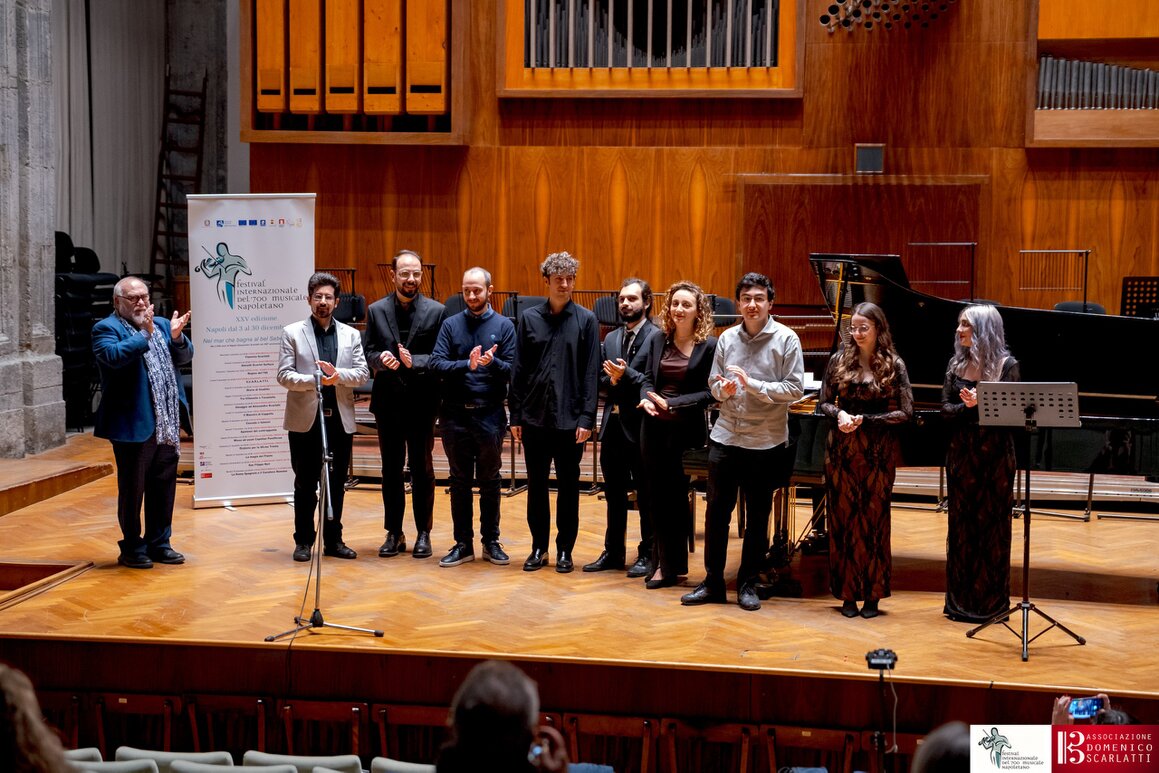 Giovane compositore che scrive musica al pianoforte